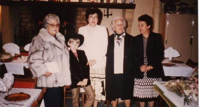 Elisa Garrido, la primera por la izquierda, junto a su familia en Magallón. Foto: Pilar Gimeno