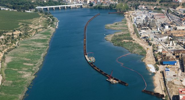 Labores de limpieza de contaminación química en el embalse de Flix. Foto: Magrama.
