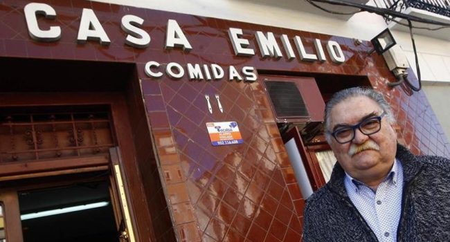 Emilio Lacambra en la puerta de su Casa Emilio, en una imagen de archivo | Foto: @PCEAragon