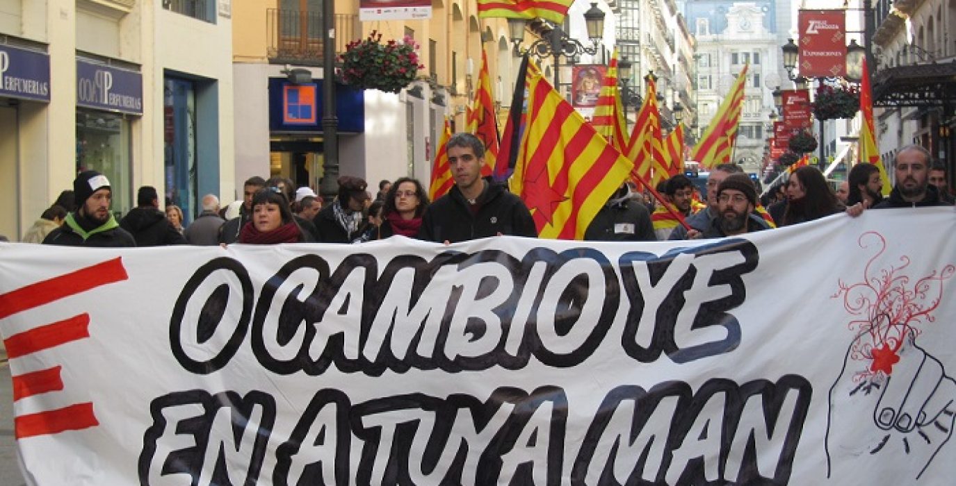 Cabecera de una manifestación de En A Tuya Man.