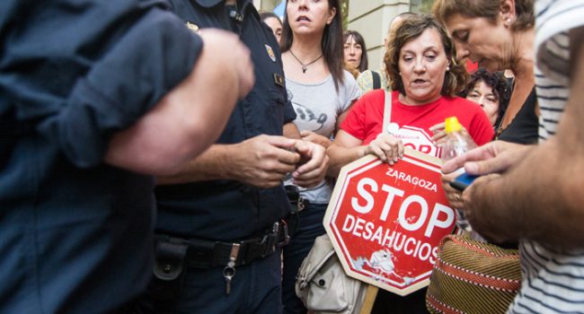 Identificaciones durante la concentración de Stop Desahucios Zaragoza. Foto: Pablo Ibañez (AraInfo)