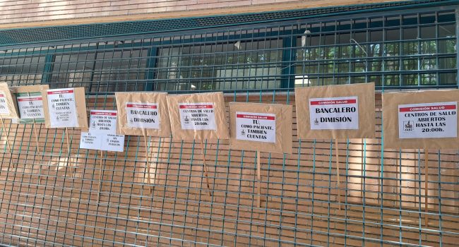 Carteles durante el encierro del pasado jueves en el Centro Salud Rebolería | Foto: FABZ