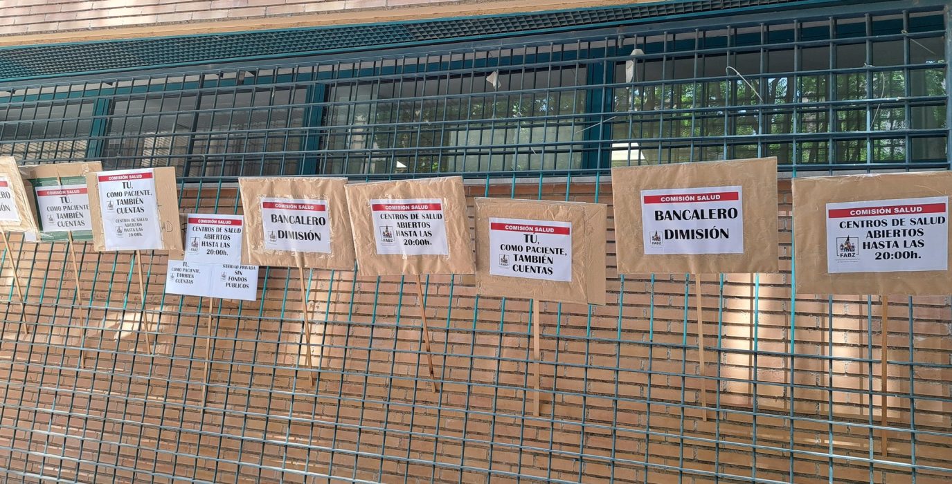 Carteles durante el encierro del pasado jueves en el Centro Salud Rebolería | Foto: FABZ