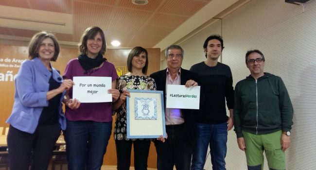 La concejala Teresa Artigas junto a las y los premiados.
