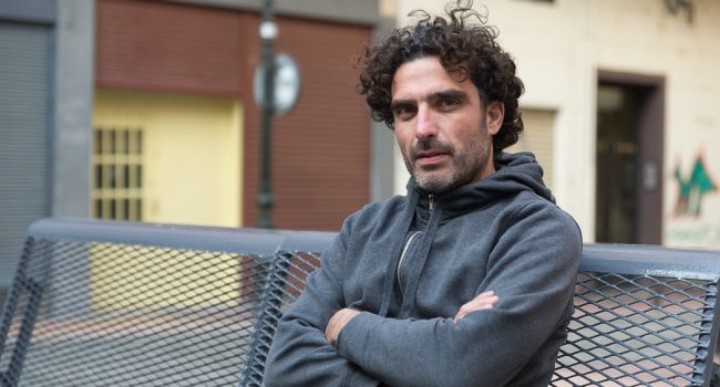 David Arribas en un banco del barrio de la Madalena, en Zaragoza. Foto: Pablo Ibáñez (AraInfo)