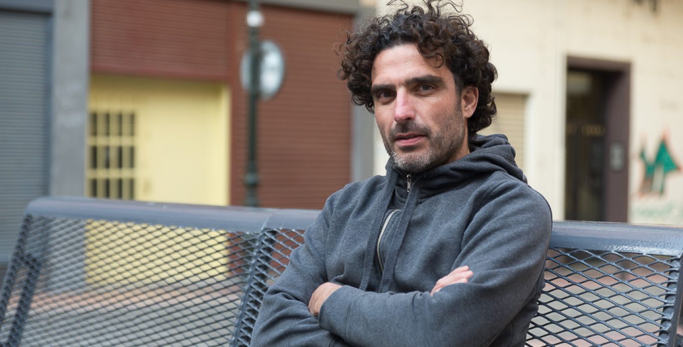 David Arribas en un banco del barrio de la Madalena, en Zaragoza. Foto: Pablo Ibáñez (AraInfo)