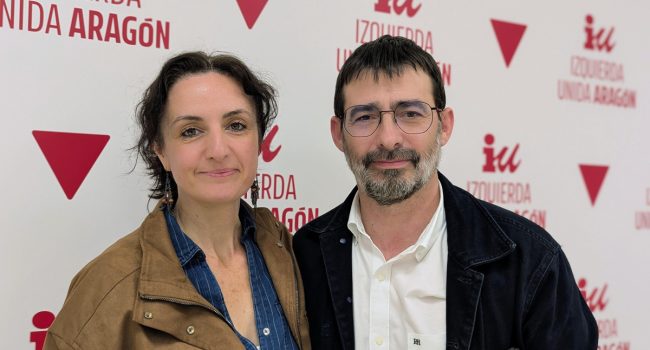 Marta Abengochea y Álvaro Sanz en local de IU durante la entrevista con AraInfo | Foto: Iker G. Izagirre