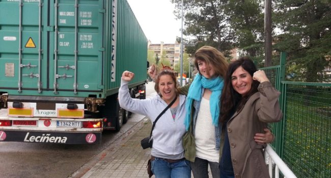 Algunas de las colaboradoras de SOS Refugiados, ante el camión recién cargado de ayuda humanitaria.