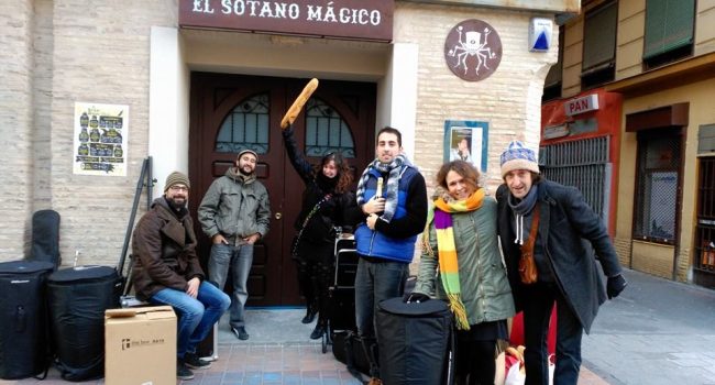 Er Zulo en la puerta de El Sótano Mágico. Foto: Er Zulo