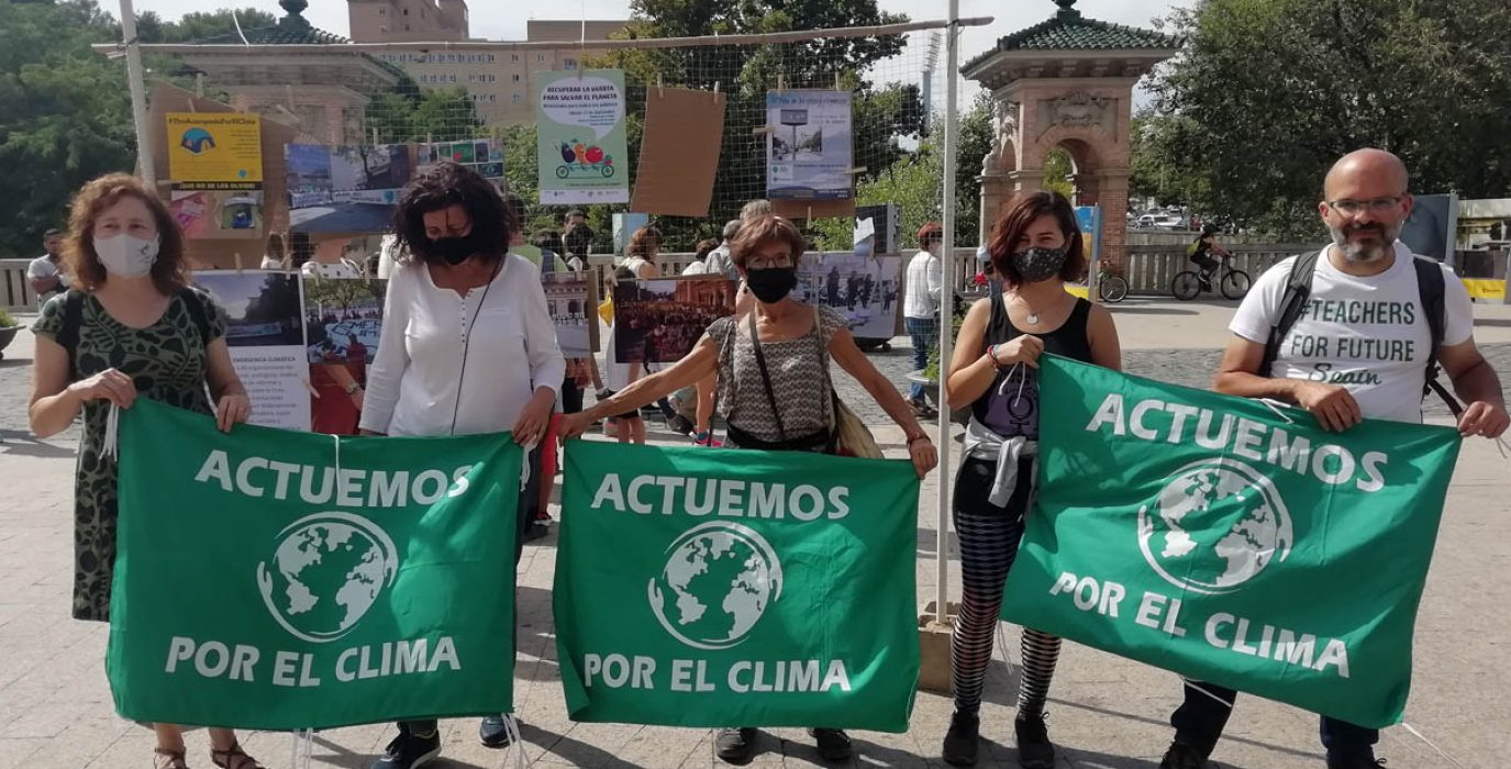Representantes de las organizaciones de la Alianza por la Emergencia Climática de Aragón en la jornada de este domingo en Zaragoza.