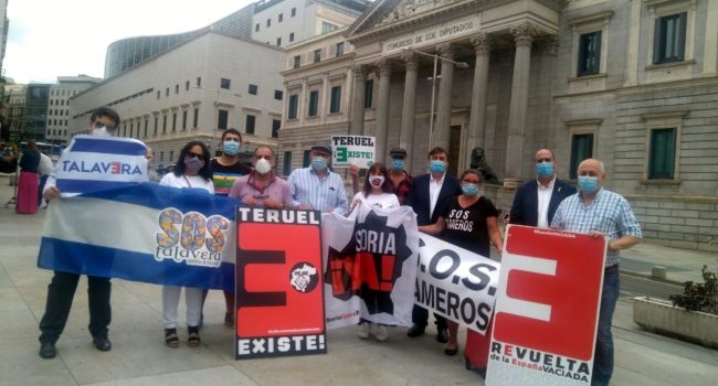 Representantes de la coordinadora 'España Vaciada' en las puertas del Congreso para mostrar su apoyo.