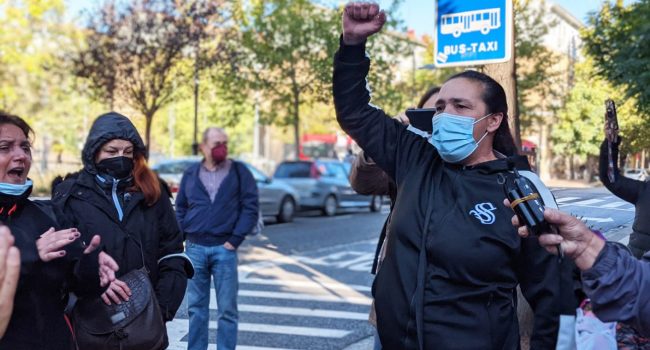 Esperanza celebra la paralización del desahucio arropada por decenas de personas. Foto: Iker G. Izagirre (AraInfo)