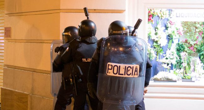 Estado policial en las calles del centro de Zaragoza en la noche del sábado 25 de enero de 2014. Foto: AraInfo