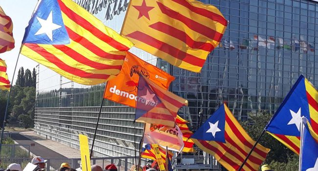 Manifestación independentista catalana en las puertas del Parlamento Europeo. Foto: @omnium