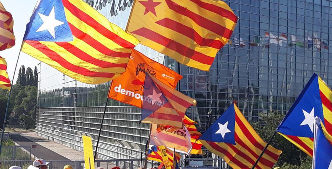 Manifestación independentista catalana en las puertas del Parlamento Europeo. Foto: @omnium
