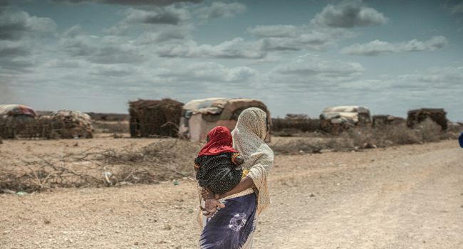 Una mujer etíope en un campo para personas desplazadas. Vive allí tras haber perdido todo su ganado por la sequía. | Foto: Pablo Tosco / Oxfam Intermón