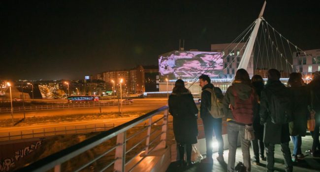 Alumnos y alumnas de la segunda edición de la Academia de Fachada durante las pruebas de emisión de sus obras. Foto: Etopia