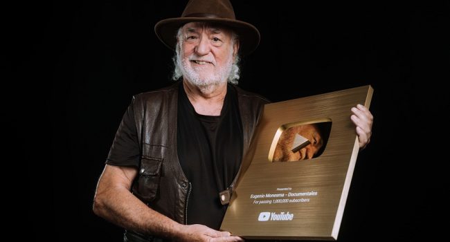 Eugenio Monesma en o club ‘Botón d'Oro de YouTube’ dimpués de superar lo millón de suscripcions