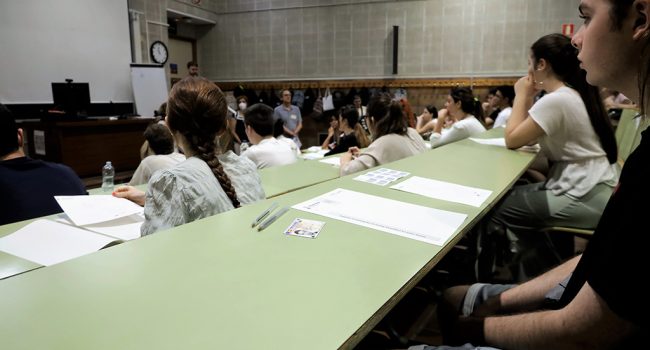 Varios estudiantes comienzan sus examenes de EvAU en Unizar