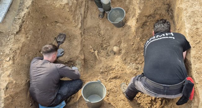 Trabajos de exhumación en el cementerio de Caspe, el pasado mes de abril | Foto: ARMH