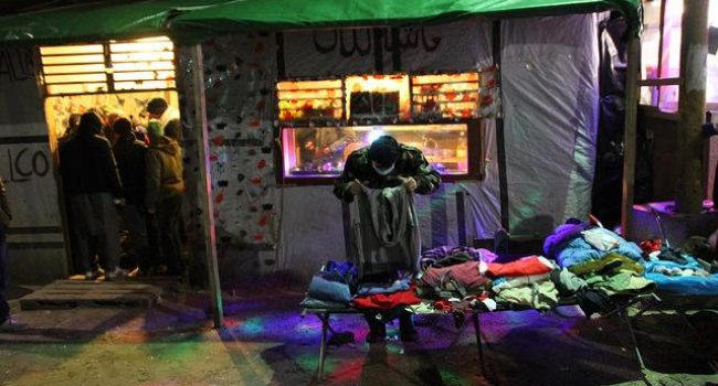 Exterior de una de las chabolas de la jungla de Calais, enero de 2016. Foto: Malachy Browne