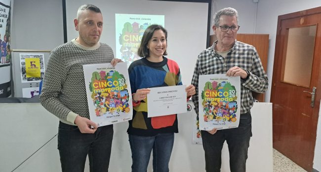Christina Healy con el presidente de la FABZ, Arturo Sancho, sujetando la obra ganadora | Foto: FABZ