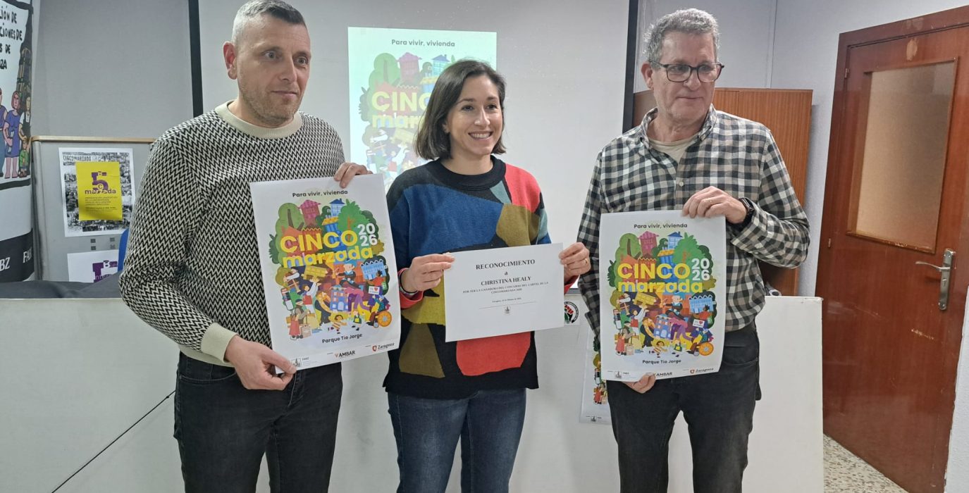 Christina Healy con el presidente de la FABZ, Arturo Sancho, sujetando la obra ganadora | Foto: FABZ