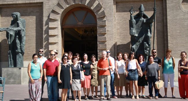 Representantes de las ONGD ante el ayuntamiento de Zaragoza. Foto: FAS