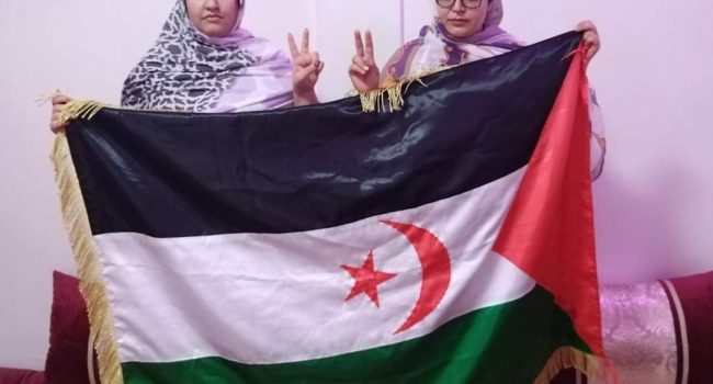 dos mujeres saharauis posando ante la cámara