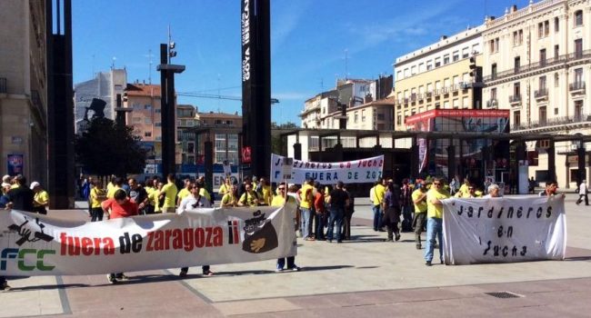 La plantilla se concentró frente al ayuntamiento durante el pleno. Foto: @arainfonoticias