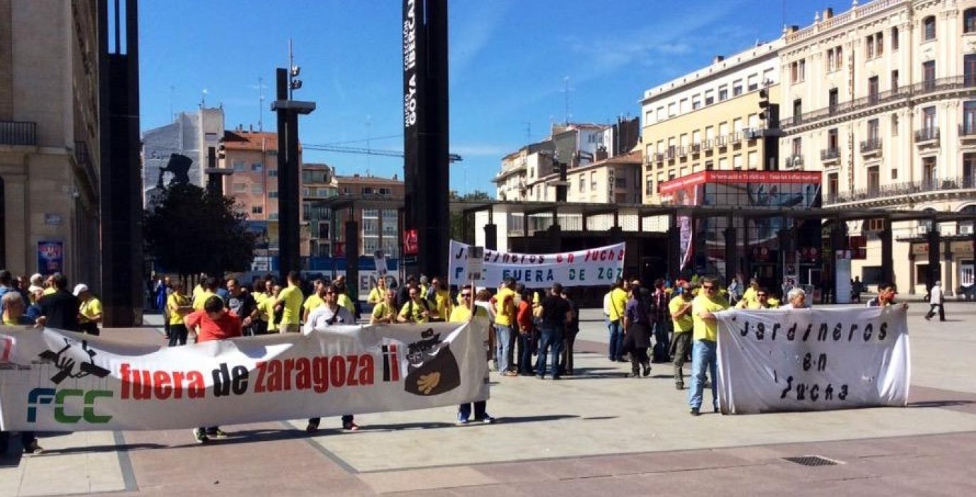 La plantilla se concentró frente al ayuntamiento durante el pleno. Foto: @arainfonoticias