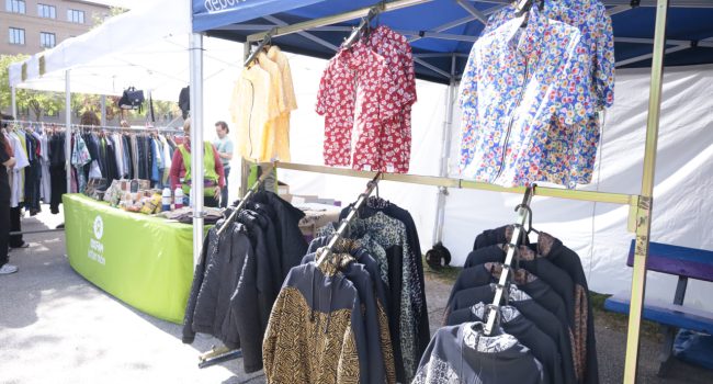 Stand de Ironic Wear en la Feria Mercado Social en la Universidad de Zaragoza | Foto: Unizar