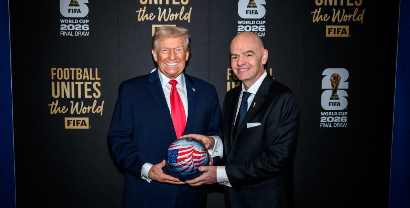 Donald Trump y Gianni Infantino durante un acto oficial relacionado con el Mundial de 2026. La relación entre la FIFA y la Administración estadounidense ha marcado los preparativos del torneo | Foto: White House