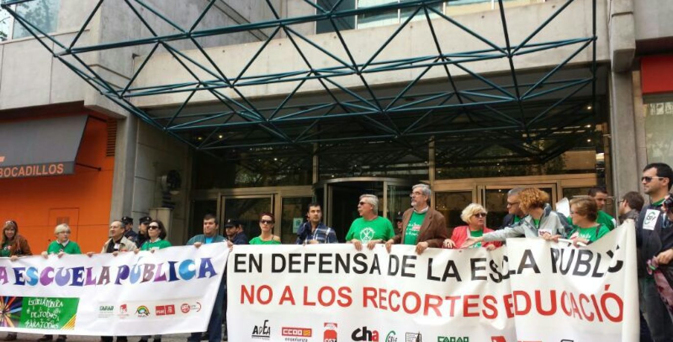 Protesta frente a la Consejería de Educación. Foto: AraInfo (Archivo)