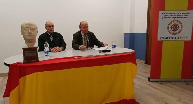 Imagen del acto de exaltación franquista organizado por la Fundación Nacional Francisco Franco en el colegio privado concertado San Vicente de Paúl de Zaragoza, con Eduardo García Serrano y su presidente, Juan Chicharro | Foto: FNFF