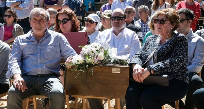 Enrique Morlana y Rosa María Plano, nietos de Antonio Plano Aznárez, con el arcón funerario que contenía sus restos | Foto: Pablo Ibáñez
