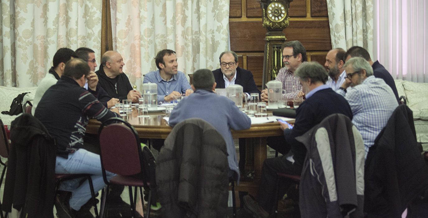 Reunión mantenida este viernes por la noche entre comité y Ayuntamiento. Foto: AZ