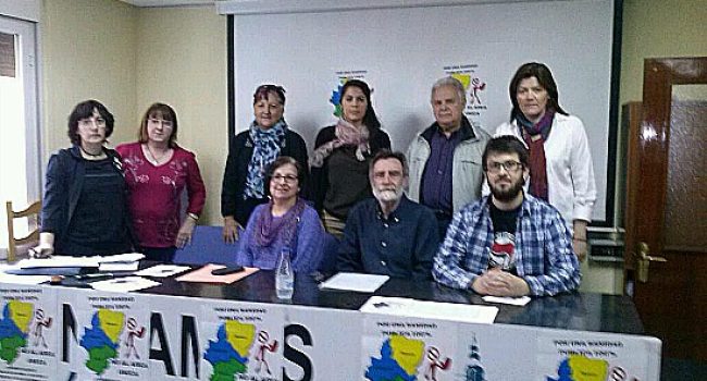 Representantes políticos y de las organizaciones durante la firma.