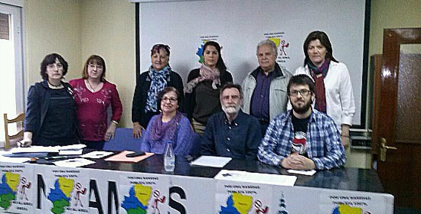 Representantes políticos y de las organizaciones durante la firma.