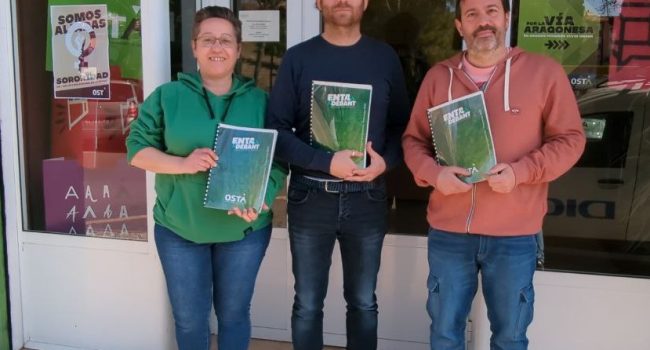 Tres sindicalistas de osta presentando las propuestas