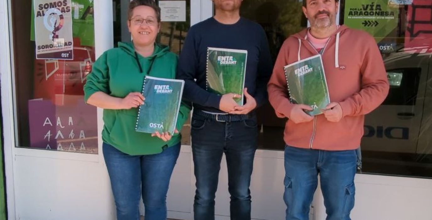Tres sindicalistas de osta presentando las propuestas