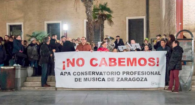 Un grupo de personas concentradas con la pancarta "No cabemos en el conservatorio"