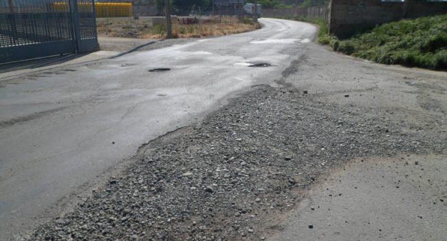 Vecinas y vecinos e Izquierda Unida alertan del deterioro del pavimento y de la peligrosidad que genera esta situación para las personas que transitan por la zona en vehículos de dos ruedas.