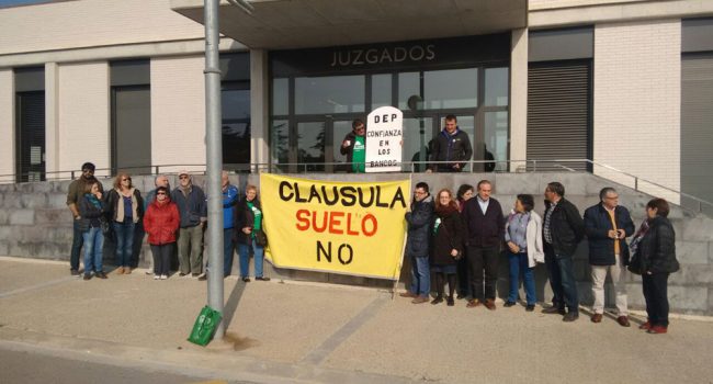 Una concentración de la Plataforma en la puerta del Juzgado de Fraga.