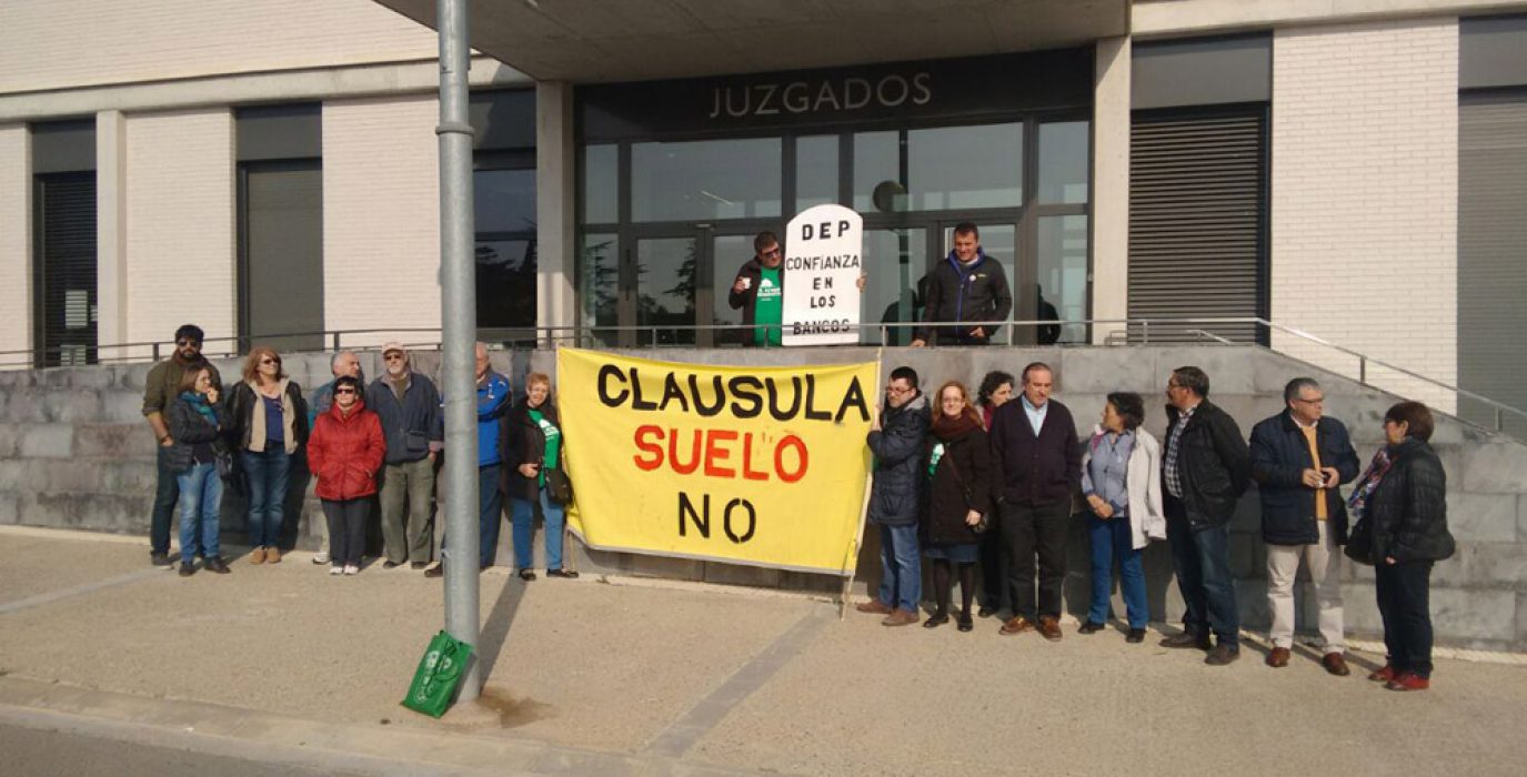 Miembros de la Plataforma en una concentración en los juzgados de Fraga.