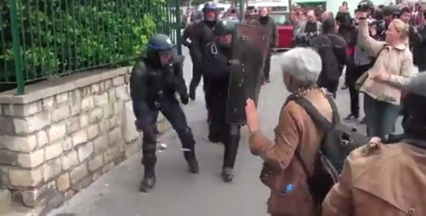 Momento en el que un policía lanza la granada. Foto: @GazarLoic