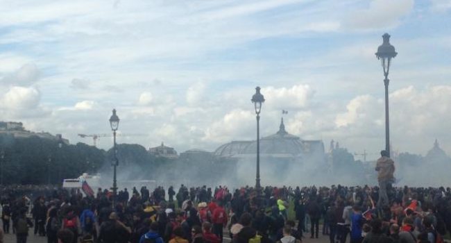 Gases lacrimógenos durante la manifestación en París el 14 de junio. Foto: Nuit Debout