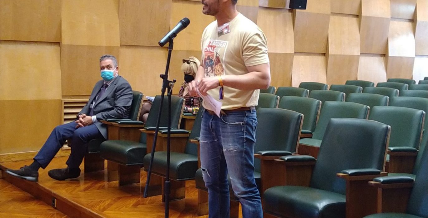 Chuaquín con la camiseta de la jotera orinando