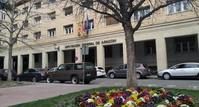 Fachada del servicio provincial de Educación de Uesca.