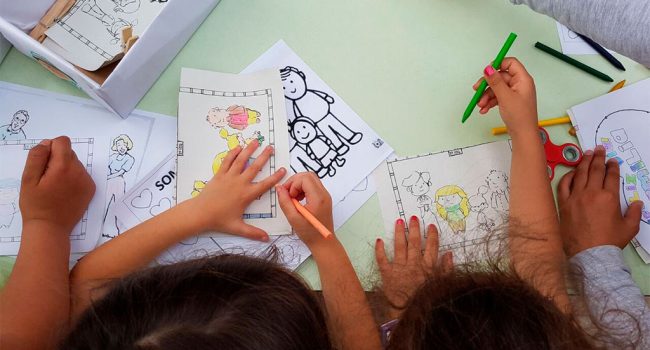 Familias niños pintan
